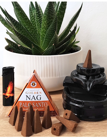 Kadzidełka Backflow Jumbo (Wodospad Dymny) Golden Nag Palo Santo – Święte Drzewo (10 szt.)