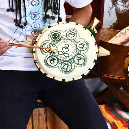 Bęben Szamański 25 cm - Motyw Czakr - Instrument Medytacyjny z Pałeczką